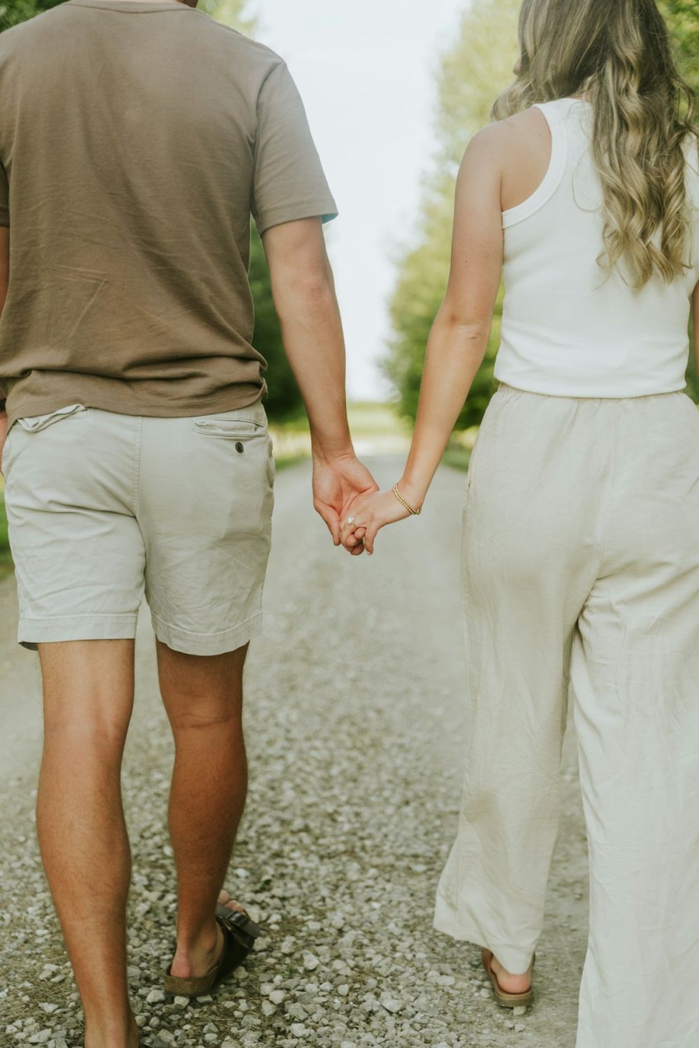 Due persone camminano mano nella mano