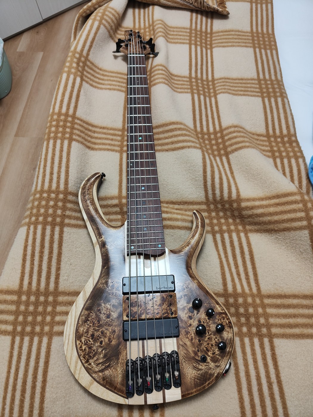 BASSO 6 CORDE IBANEZ BTB846V